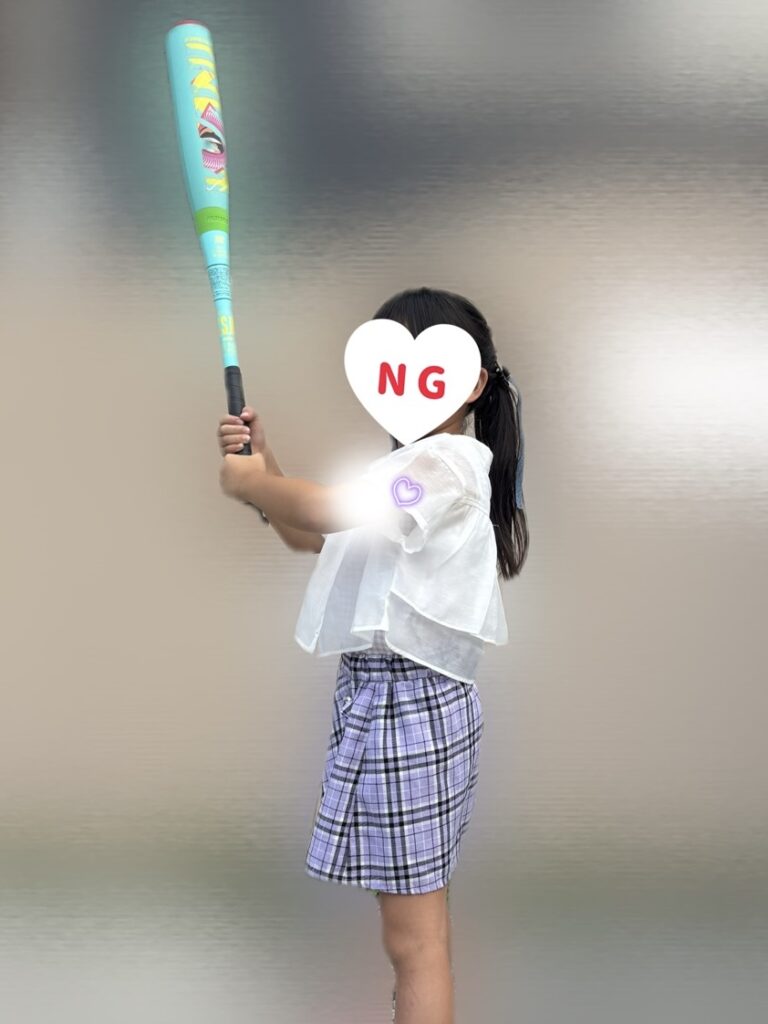 ワニクラッシャー スーパーライト 少年野球バットを構える低学年の女の子